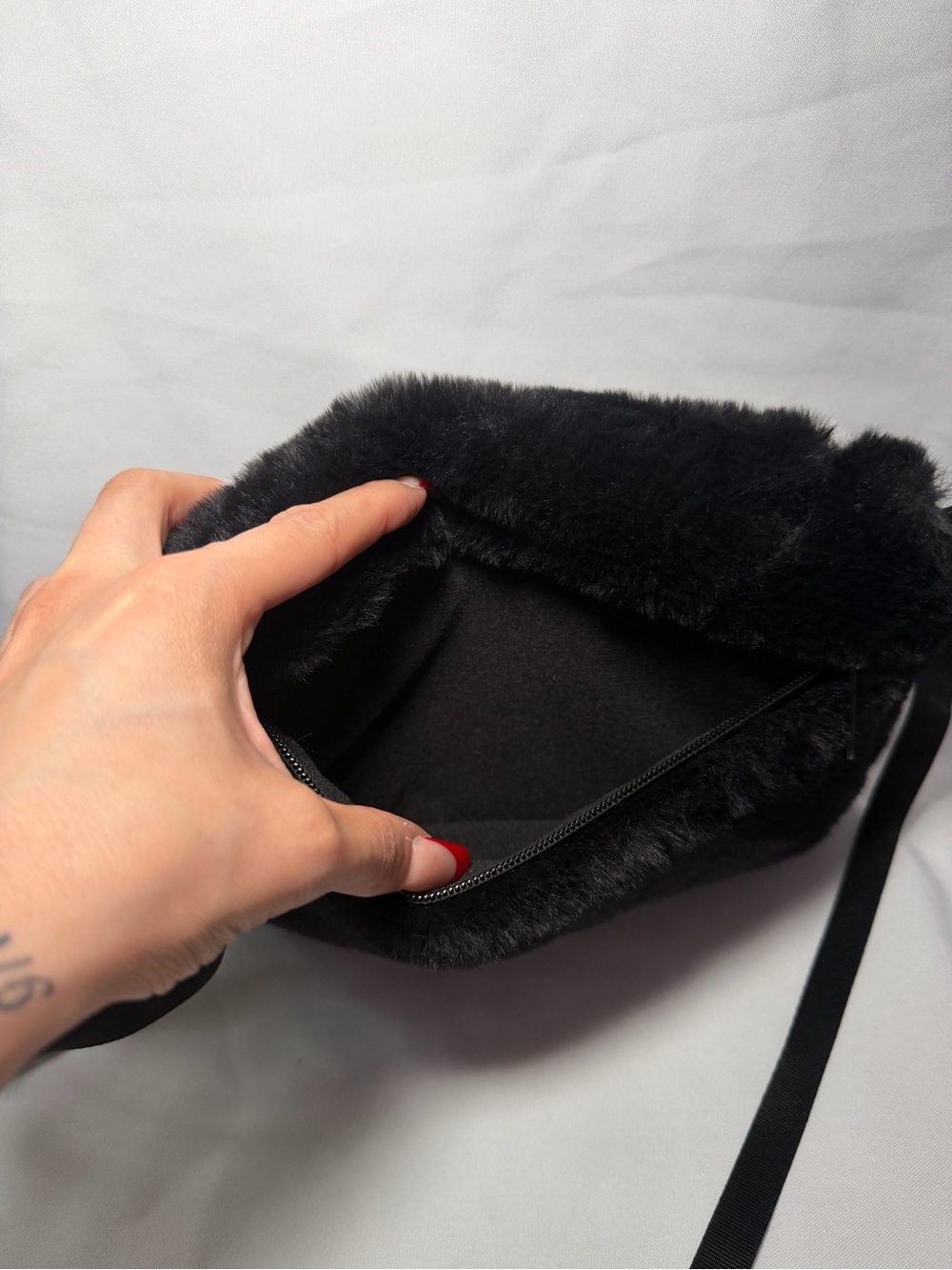 Nike Sportswear Futura 365 Faux Fur Crossbody
Bag (1L). - Picture 5 of 8